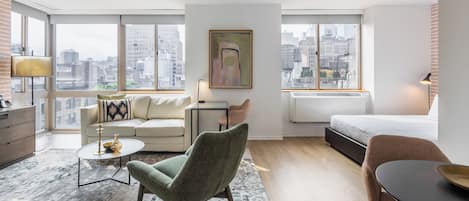 Tabla de planchar con plancha, wifi gratis y ropa de cama