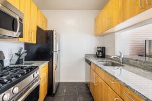 Fridge, microwave, oven, stovetop - Beautiful Chelsea Studio in Great Building and Loc (New York)