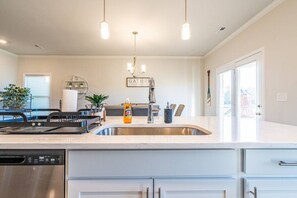 ثلاجة، ميكروويف، فرن، موقد طهي م�سطح