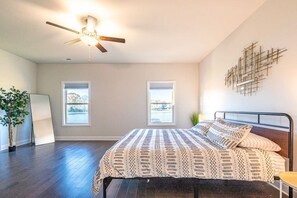 6 Schlafzimmer, Schreibtisch, Bügeleisen/Bügelbrett, WLAN