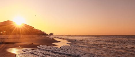 Ubicación a pie de playa, tumbonas y toallas de playa