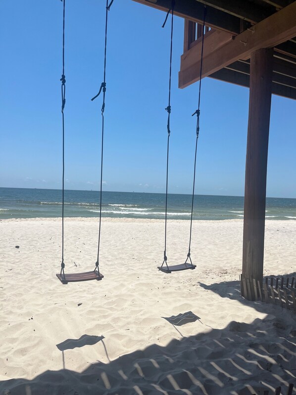 Sur la plage, chaise longue, serviettes de plage