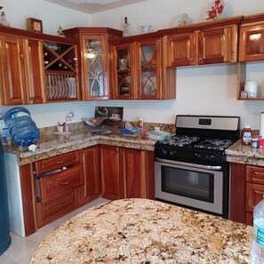 Microondas, cafetera y tetera y utensilios de cocina 