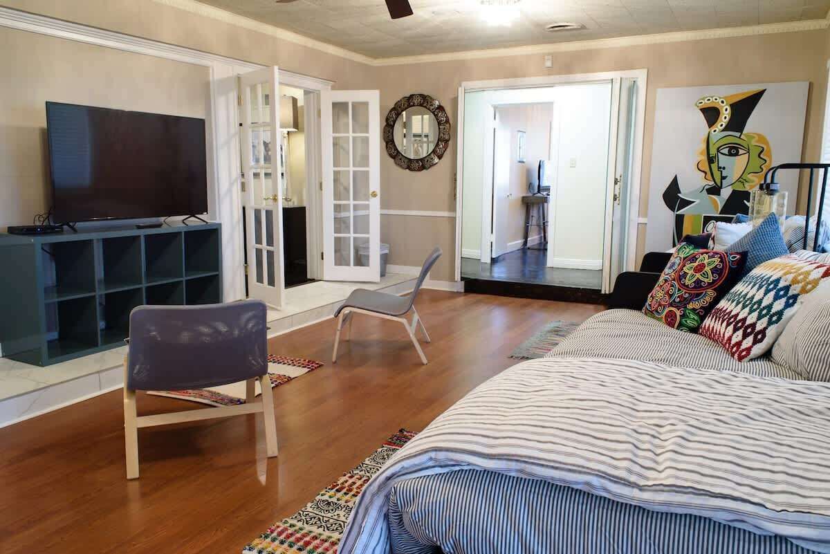 5 bedrooms, iron/ironing board, WiFi (free), bed sheets