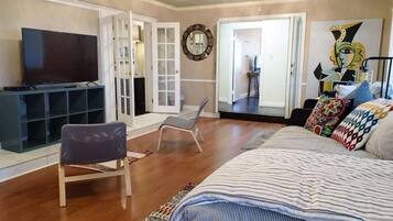 5 bedrooms, iron/ironing board, WiFi (free), bed sheets