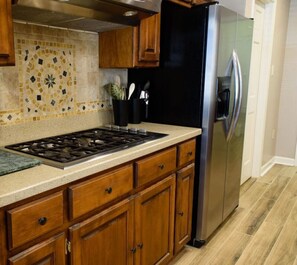 Refrigerador, microondas, horno y parrilla de estufa 