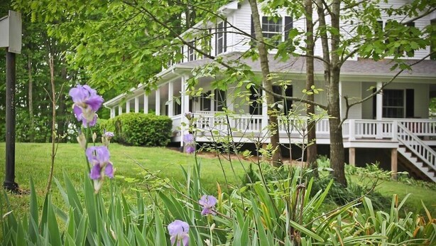 A white house with a porch and a staircase. - Restful Rustic Farmhouse on Lake Cumberland (Jamestown)