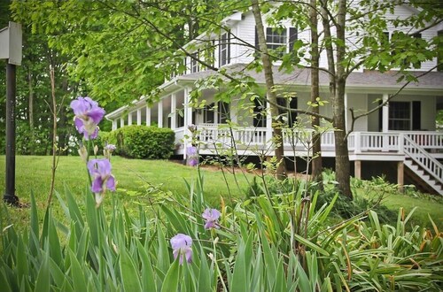 Restful Rustic Farmhouse on Lake Cumberland