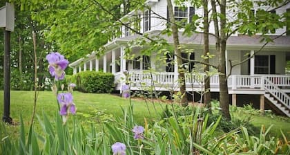 Restful Rustic Farmhouse on Lake Cumberland
