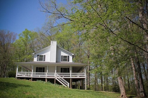 Restful Rustic Farmhouse on Lake Cumberland