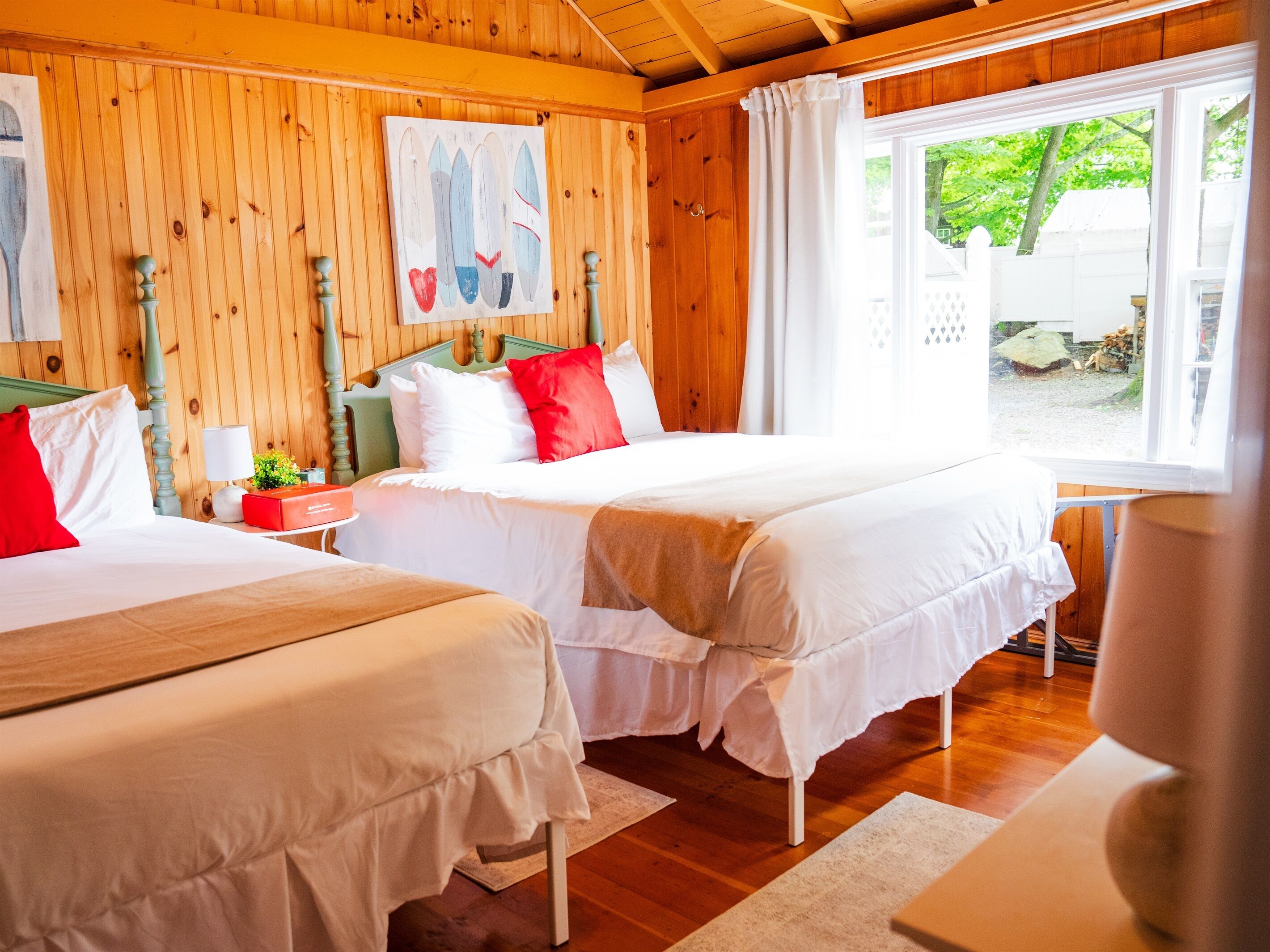 1 slaapkamer, een bureau, een strijkplank/strijkijzer, reisbedje