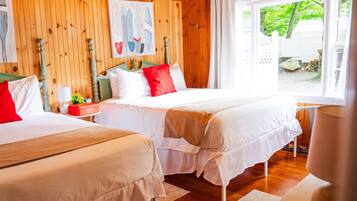 1 slaapkamer, een bureau, een strijkplank/strijkijzer, reisbedje