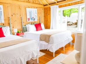 1 habitación, escritorio, tabla de planchar con plancha y cuna de viaje 