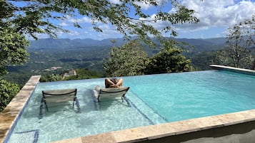 Piscina all'aperto, una piscina riscaldata