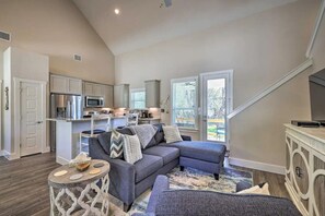 Smart TV - Cute Cottage w/Hot Tub Fire Pit. Sleep 6 50 AMP EV (Canyon Lake)