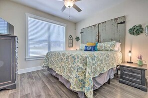 3 bedrooms, desk, iron/ironing board, free WiFi - Cute Cottage w/Hot Tub Fire Pit. Sleep 6 50 AMP EV (Canyon Lake)