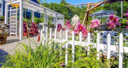Cottage 12 - Year Round - Pet Friendly -1 King Bed / 1 Bath & Courtyard