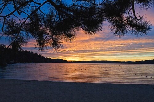 Cottage 12 - Year Round - Pet Friendly -1 King Bed / 1 Bath & Courtyard