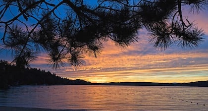 Cottage 12 - Year Round - Pet Friendly -1 King Bed / 1 Bath & Courtyard