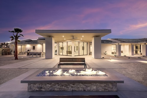 Private Oasis: 9 BR, 17 Bed, 45 ft Pool, NEW Pickleball Ct, 9-hole Golf, Vball