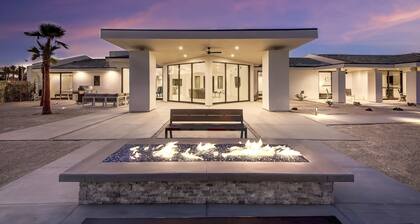 Private Oasis: 9 BR, 17 Bed, 45 ft Pool, NEW Pickleball Ct, 9-hole Golf, Vball