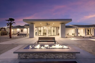 Private Oasis: 9 BR, 17 Bed, 45 ft Pool, NEW Pickleball Ct, 9-hole Golf, Vball