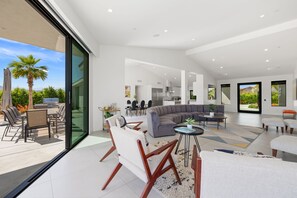 Smart TV, chimenea, tenis de mesa y estéreo 