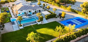 Exterior - Private Oasis: 45 ft Pool, Spa, NEW Pickleball Ct, 9-hole Golf, Grass Volleyball (Indio)