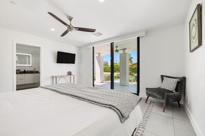 9 bedrooms, desk, iron/ironing board, free WiFi - Private Oasis: 9 BR, 17 Bed, 45 ft Pool, NEW Pickleball Ct, 9-hole Golf, Vball (Indio)