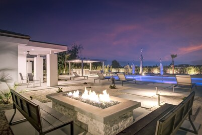 Incredible 45 Ft Pool: 9 BR, 15 Bed, 45 ft pool, 9 putting holes golf, Gameroom