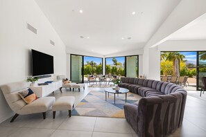 Smart TV, fireplace, table tennis, stereo - Private Oasis: 9 BR, 17 Bed, 45 ft Pool, NEW Pickleball Ct, 9-hole Golf, Vball (Indio)