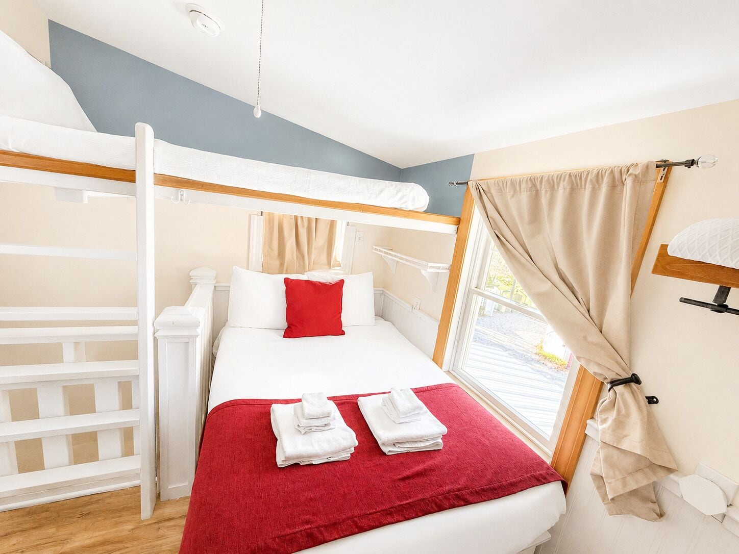 1 dormitorio, escritorio, tabla de planchar con plancha y cuna de viaje