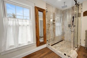 Ensemble douche/baignoire, sĂšche-cheveux, serviettes fournies