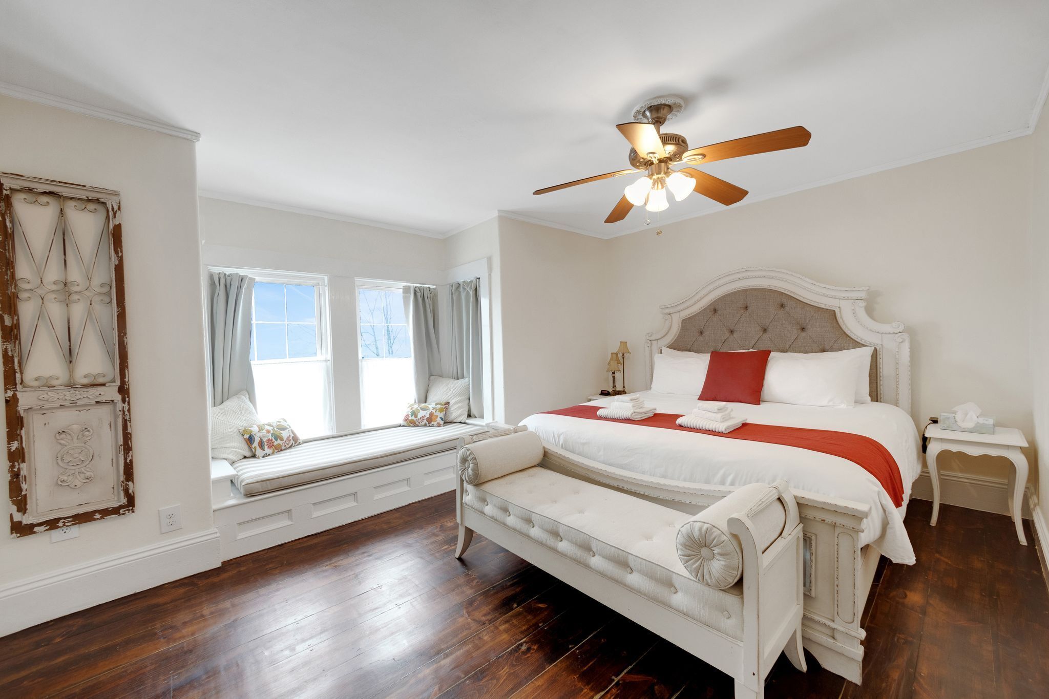5 bedrooms, desk, iron/ironing board, travel crib