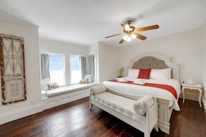 5 slaapkamers, een bureau, een strijkplank/strijkijzer, reisbedje
