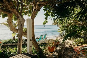 Plage, chaises longues, serviettes de plage
