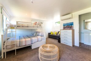 4 bedrooms, iron/ironing board, WiFi