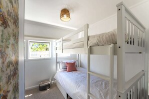 4 bedrooms, iron/ironing board, WiFi