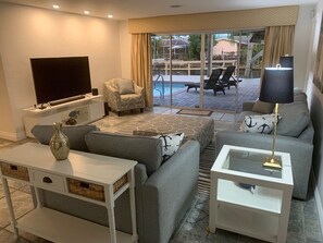 Smart TV, stereo - Waterfront Home with a Heated Pool 10 min to the Beach (Fort Lauderdale)