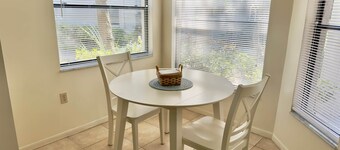 JD-near Beaches and IMG, Pool, Tennis, Pickleball, Shorewalk condo 2 Bedroom/2 Bath lake view