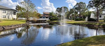 JD-near Beaches and IMG, Pool, Tennis, Pickleball, Shorewalk condo 2 Bedroom/2 Bath lake view