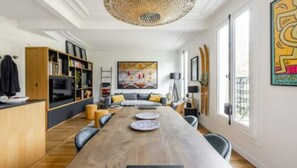 Smart-TV, Bücher, Stereoanlage