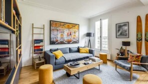 Smart-tv, boeken en een stereo