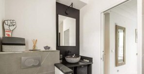 Shower, hair dryer, towels, soap - Superb Parisian apartment with balcony (Paris)