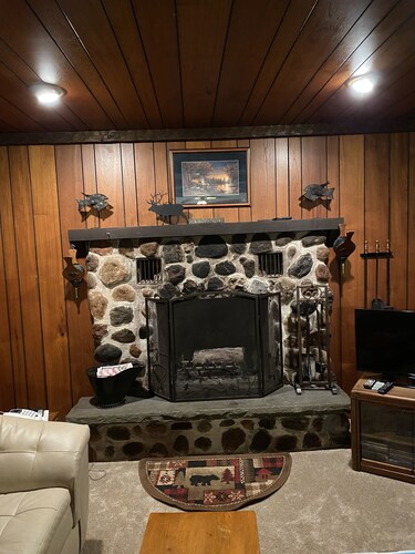 Comfy Cabin in the North Woods -Snowmobilers, Ice Fishing and Skiing 