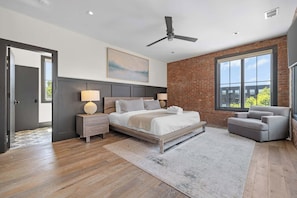 4 bedrooms, iron/ironing board, WiFi, bed sheets - Nashville WeHo Escape | Walk to Bars & Dining (Nashville)