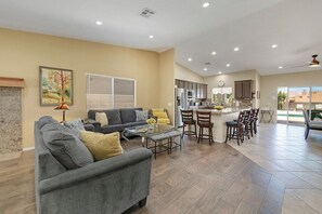 Smart TV, fireplace, ping pong - NEW ! Beautiful and Spacious 4 Bedroom House! BIG Backyard! POOL / SPA ! (Desert Hot Springs)