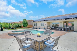 Outdoor dining - NEWLY Renovated! Beautiful 4 Bedroom House! BIG Backyard! POOL / SPA ! (Desert Hot Springs)