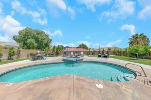 A heated pool - NEW ! Beautiful and Spacious 4 Bedroom House! BIG Backyard! POOL / SPA ! (Desert Hot Springs)
