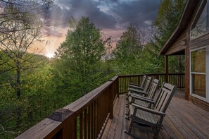 Property grounds - Lucky Charm is an inviting 3 bedroom retreat nestled in the woods minutes from the Pkwy! (Pigeon Forge)